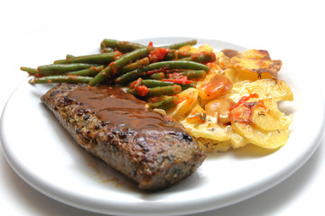 Lammlachs mit Kartoffelgratin und Bohnen