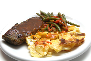 Lammlachs mit Kartoffelgratin und Bohnen