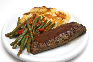 Lammlachs mit Kartoffelgratin und Bohnen