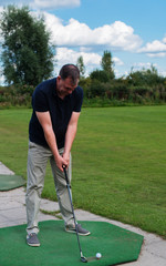 Golfspieler beim Abschlag auf einem Golfplatz
