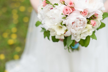 Obraz na płótnie Canvas Bride in a dress with a bouquet of wedding flowers