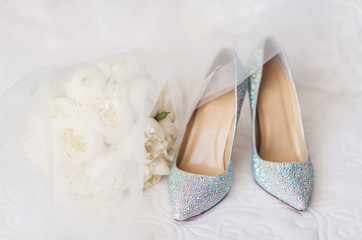 Fototapeta na wymiar Красивые свадебные туфли невесты с драгоценными камнями