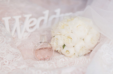 Obraz na płótnie Canvas белая деревянная табличка с надписью свадьба лежит на платье невесты