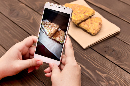 Using mobile phone to photograph the food.  Photos of food for advertising