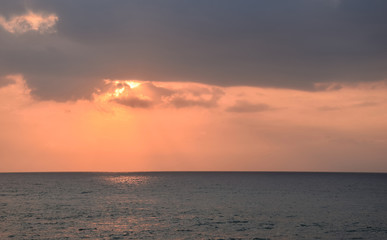 Amanecer en el mar