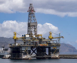 Fototapeta na wymiar Drilling platform