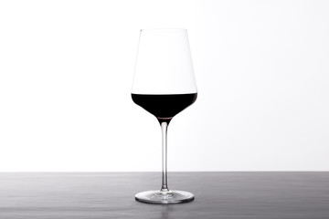 Rotweinglas mit Rotwein gefüllt