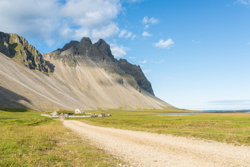 Fototapeta na wymiar Recreación de un poblado vikingo en Stokksnes, Islandia