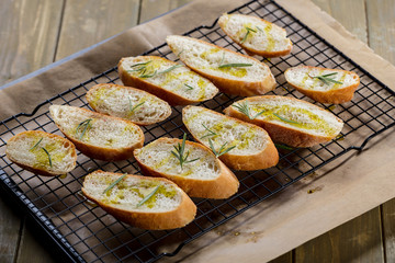 Bruschetta vorbereitung mit Rosmarin 