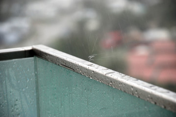 Regentropfen auf dem Balkongelände