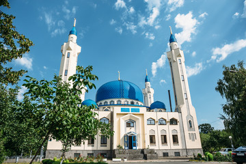 Fototapeta na wymiar Cathedral mosque in Maykop - symbol of Maykop city