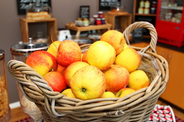 Korb mit Äpfeln