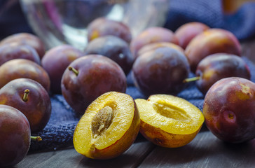 Fototapeta premium ripe fresh plums