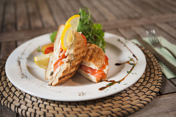 Lachs-Bagel mit Zitrone