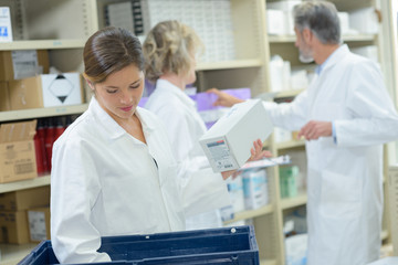 Obraz premium friendly pharmacist working in pharmacy