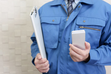 スマートフォンを持つ労働者