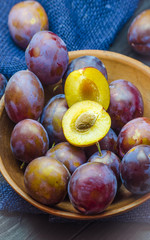Fototapeta premium plums in a bowl