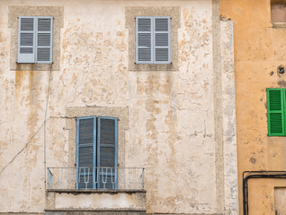 Fototapeta na wymiar Fenster in einer Fassade mediteran