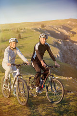 Fototapeta premium Happy mountainbike couple outdoors have fun together on a summer afternoon