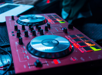Obraz premium mesa de mezclas roja dj 