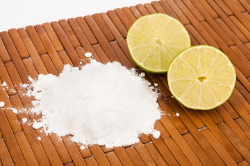 baking soda with lemon slices