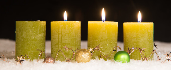 dritter advent mit grünen kerzen