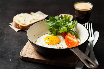 Sunny side up egg in cast iron pan
