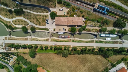 Papier Peint photo Canal Vue aérienne de dessus des écluses de Fonserannes sur le canal du Midi d& 39 en haut, monument du patrimoine de l& 39 unesco en France