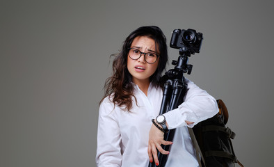 Naklejka premium Female tourist with photo camera and travel backpack.