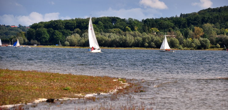 M&ouml;hnestausee mit kleinen Segelbooten unter dramatischem Wolkenhimmel