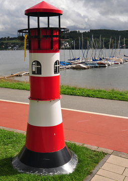Kleiner Yachthafen am M&ouml;hnestausee mit Leuchtturm im Vordergrund