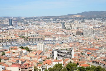 Fototapeta na wymiar Vue générale de Marseille avec le vieux port au centre