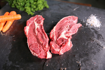 Basses côtes sur un plateau d'ardoise naturelle