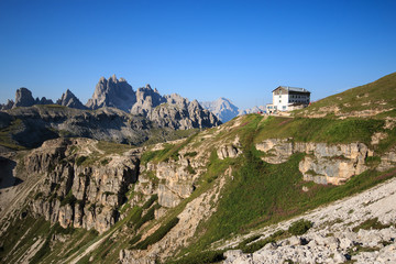 panorama dolomitico. Sullo sfondo il rifugio Auronzo, ai piedi delle tre cime di Lavaredo