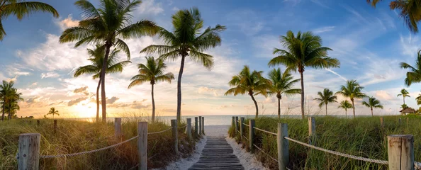 Fototapete Panoramablick auf die Fußgängerbrücke zum Strand von Smathers bei Sonnenaufgang - Key West, Florida. © aiisha
