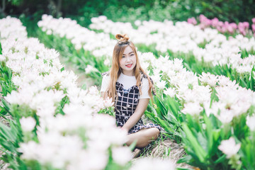 Obraz na płótnie Canvas Beautiful girl holding bouquet flowers .Portrait in nature field