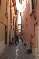 Fototapeta na wymiar Alley in Desenzano Italy