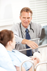 Obraz premium Hospital: Doctor Reviewing Xray with Patient