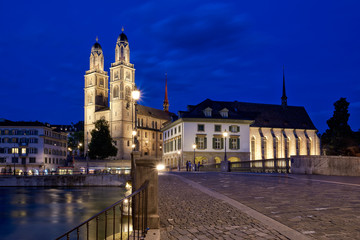 Fototapeta na wymiar Zürich by night blaue Stunde Blick über Münsterbrücke Richtung Grossmünster und Helmhaus