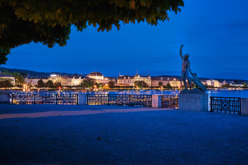 Zürich Nachtaufnahme Bürkliterrasse Parkanlage Blick auf beleuchtetes Utoquai Skulptur Canymed