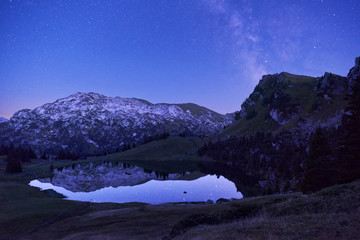 Milchstrasse Abenddämmerung Bergsee Bergmassiv blauer Sternenhimmel Wasserspiegelung