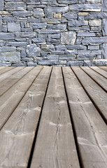 terrasse bois et mur de parement en pierre 