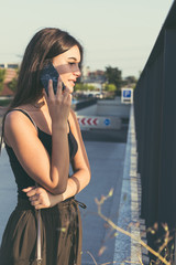 Obraz premium Young woman talking on phone