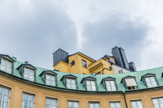 Den runda g&aring;rden med konstverket Morgon tillh&ouml;r F&ouml;rvaltningshuset som &auml;r en av  Stockholms m&aring;nga regeringsbyggnader.