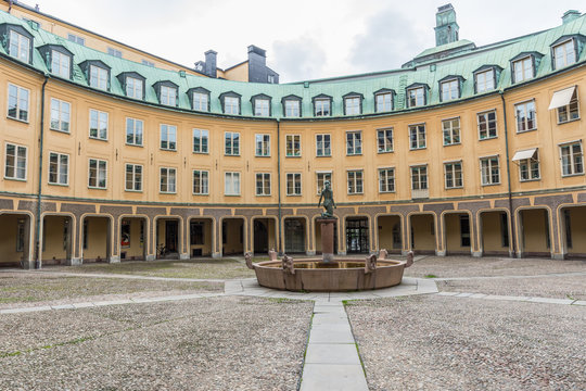 Den runda g&aring;rden med konstverket Morgon tillh&ouml;r F&ouml;rvaltningshuset som &auml;r en av  Stockholms m&aring;nga regeringsbyggnader.