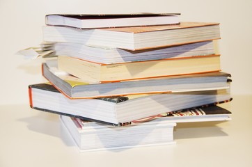 libri. impilati, bordo, sfondo bianco, lato, pagine