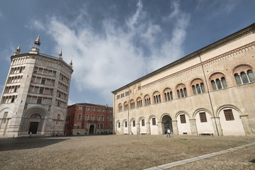 Fototapeta na wymiar Parma (Italy): cathedral square