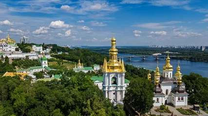 Kussenhoes Bovenaanzicht vanuit de lucht van Kiev Pechersk Lavra-kerken op heuvels van bovenaf, stadsgezicht van de stad Kiev, Oekraïne © Iuliia Sokolovska