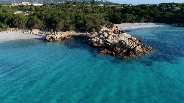 Vista aerea della spiaggia di Capriccioli in il mare della Sardegna.