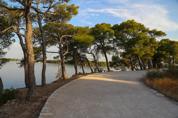 Fototapeta premium Kanal von St. Anthony (Šibenik, Kroatien) / Droga wzdłuż wybrzeża kanału
